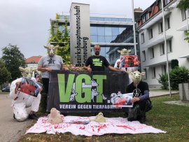 Demonstrant:innen mit Schildern und Bannern