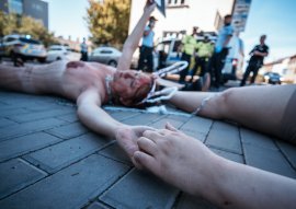 Auf der Straße liegende Aktivist:innen