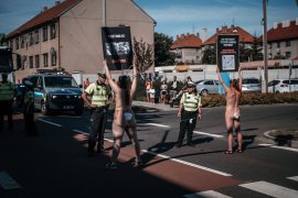 Ktivist:innen blockieren Straße