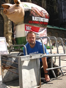 Martin Balluch in einem Kastenstand
