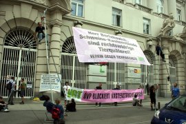 Aktivist:innen blockieren aus Protest einen Eingang