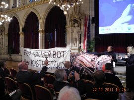 Ein Protestbanner wird auf einem Event entrollt
