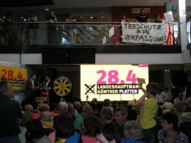 Protestbanner bei einer Wahlveranstaltung