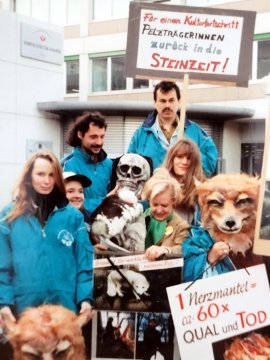 Aktivist:innen mit Schildern