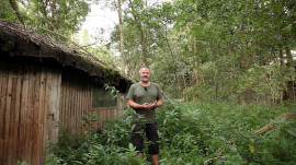 Martin Balluch vor einem unscheinbaren Pelzfarm-Gebäude
