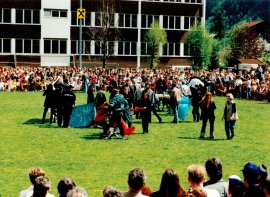 Tierschützer:innen auf einer von Menschenmassen umringten Wiesen-Arena.