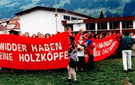 Tierschützer:innen halten Banner.