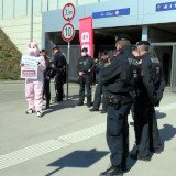 Schwein erinnert Landwirtschaftsministerin Köstinger heute bei PK an Vollspaltenboden
