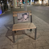 Plakate in Wien aufgetaucht: Tierqualministerin Köstinger verweigert den Schweinen Stroh!