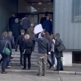 Kritik Vollspaltenboden: Tierschützer:innen stellen ÖVP-Ministerin Köstinger in Leoben