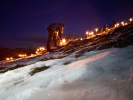 Leute arrangieren die Lichter