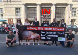 Kundgebung vor einer Interspar-Filiale