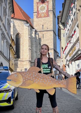 Sandy Peng mit einer großen Fisch-Atrappe
