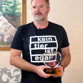 Martin Balluch mit dem Shining World Compassion Award