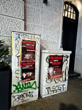 Mehrere Poster mit verschiedenen Botschaften