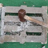Rinder zertrümmern ihren Beton-Vollspaltenboden vor dem Parlament in Wien