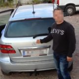 Direktor des Circus Safari stopft Tiere in Kofferraum