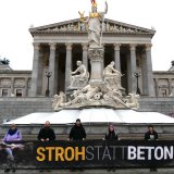 VGT-Protest vor Parlament bevor Sitzungsbeginn: Rinder Vollspaltenboden beenden!