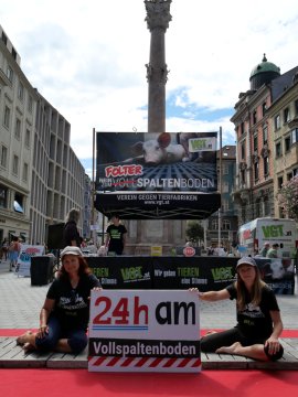 Aktivist:innen mit 24h-Schild