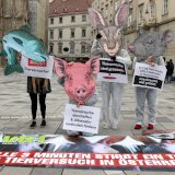 Mit Tiermasken und Transparenten gegen Tierversuche