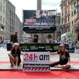Seit 11 Uhr sitzen 2 Frauen in Innsbruck für 24 Stunden auf Schweine-Vollspaltenboden