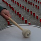 VGT entzündet vor Parlament alle 33 Sekunden Grabkerzen im Gedenken an Vollspalten-Schweine