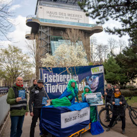 Aktivist:innen vor dem Haus des Meeres