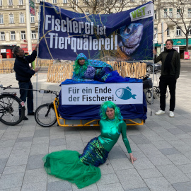 Die blaue Truppe mit den Meerjungfrauen posiert auf der Mariahilfe Straße